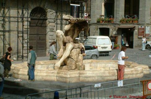 Fountain (temp) in Pza. Signorelli for filming (9/02)